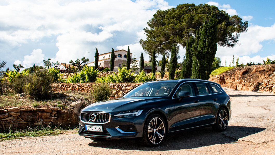 ANDRE GENERASJON: Nå lanseres Volvo V60 som erstatning for et av Volvo-historiens ikoner. Og det er ingen dårlig erstatning. Lavere enn forgjengeren, men med betydelig bedre plass. Foto: Peter Raaum ANDRE GENERASJON: Nå lanseres Volvo V60 som erstatning for et av Volvo-historiens ikoner. Og det er ingen dårlig erstatning. Lavere enn forgjengeren, men med betydelig bedre plass. Foto: Peter Raaum