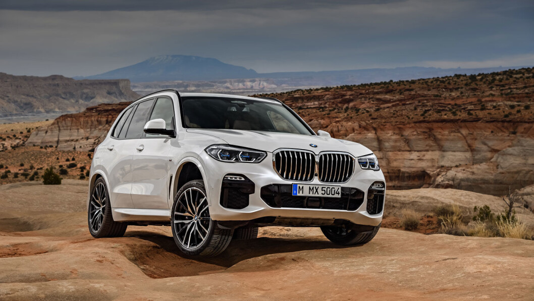 EVOLUSJON: Det er ikke så lett å se endringene på X5, men bilen er blitt større i alle retninger og den har fått blant annet nytt lyktedesign. Foto: BMW EVOLUSJON: Det er ikke så lett å se endringene på X5, men bilen er blitt større i alle retninger og den har fått blant annet nytt lyktedesign. Foto: BMW