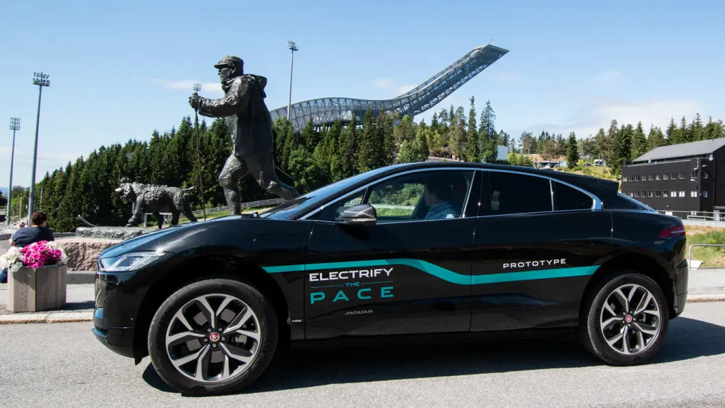 KONGEMØTE: Jaguar I-Pace kan med stor selvtillit stille seg opp ved siden av folkekongen Olav. Rent fysisk kan kanskje I-Pace kjøre unnarennet i Holmenkollen opp, mer billedlig er det også sjansen for at den hopper bakken ned i konkurranse med de andre elbilene. Foto: Peter Raaum KONGEMØTE: Jaguar I-Pace kan med stor selvtillit stille seg opp ved siden av folkekongen Olav. Rent fysisk kan kanskje I-Pace kjøre unnarennet i Holmenkollen opp, mer billedlig er det også sjansen for at den hopper bakken ned i konkurranse med de andre elbilene. Foto: Peter Raaum