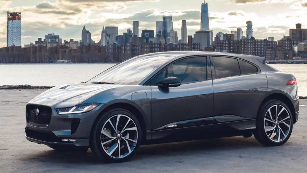 FOTOMODELL: I-Pace foran Manhattans skyline. Foto: Jaguar FOTOMODELL: I-Pace foran Manhattans skyline. Foto: Jaguar