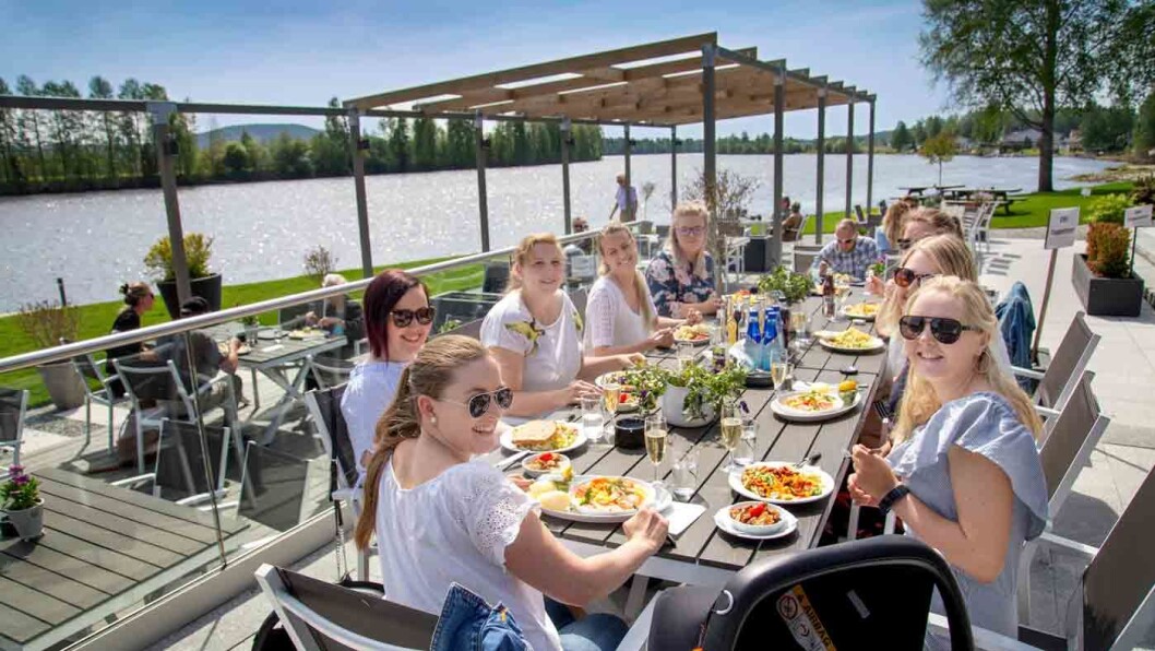 MATEN SMAKER: Fornøyde gjester på Sanngrund. Foto: Mette Randem MATEN SMAKER: Fornøyde gjester på Sanngrund. Foto: Mette Randem