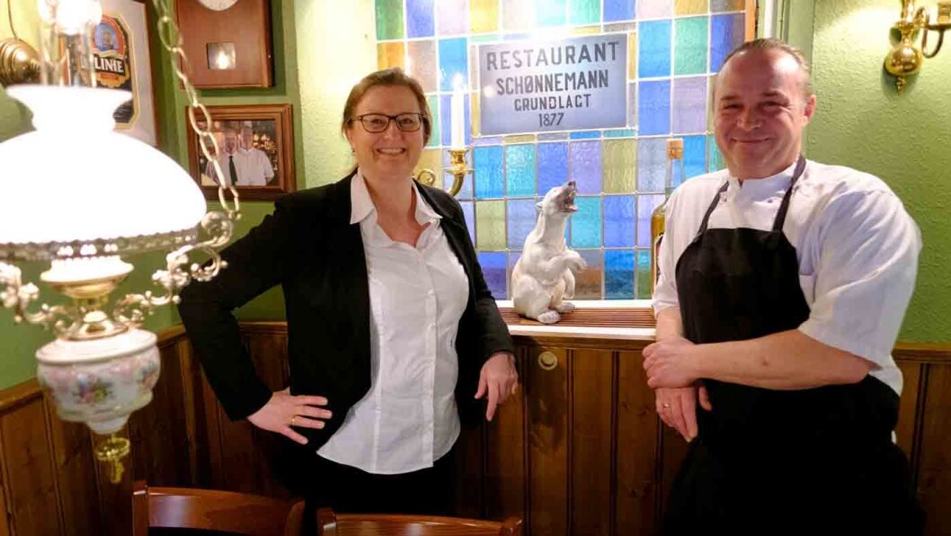 VELKOMMEN TIL DANSK FROKOST: Juliette og Thomas Gaarn Rasmussen serverer høye, danske smørbrød i restaurant Schönnemann, et av de eldste spisestedene i København. VELKOMMEN TIL DANSK FROKOST: Juliette og Thomas Gaarn Rasmussen serverer høye, danske smørbrød i restaurant Schönnemann, et av de eldste spisestedene i København.