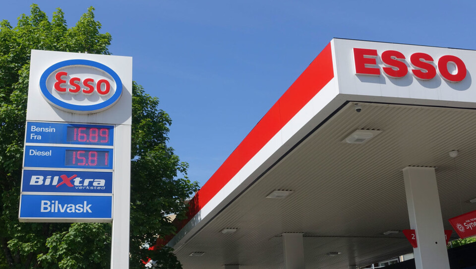 REKORDHØYT: Pumpeprisen på bensin strøk opp mot 17 kroner i mai, som her på denne Esso-stasjonen i Bærum. Foto: Marianne Løvland/NTB scanpix