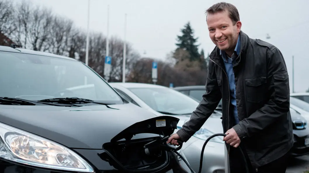 SMILER OPPGITT: Kommunikasjonsleder Petter Haugneland i elbilforeningen. Foto: Aksel Jermstad / elbil.no SMILER OPPGITT: Kommunikasjonsleder Petter Haugneland i elbilforeningen. Foto: Aksel Jermstad / elbil.no