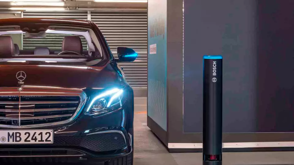 SMART PARKERING: Med en app på telefonen og sensorer plassert i parkeringshuset, mener Bosch og Mercedes Benz at bilen snart kan parkere seg selv. Foto: Bosch AG