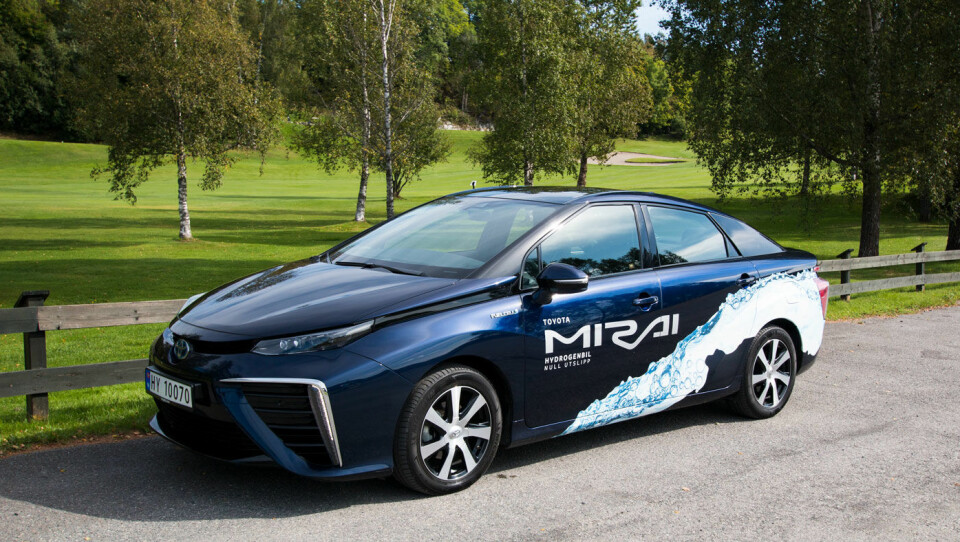BARE VANN, TAKK: Toyota Mirai går på hydrogen, med vann som eneste utslipp.
