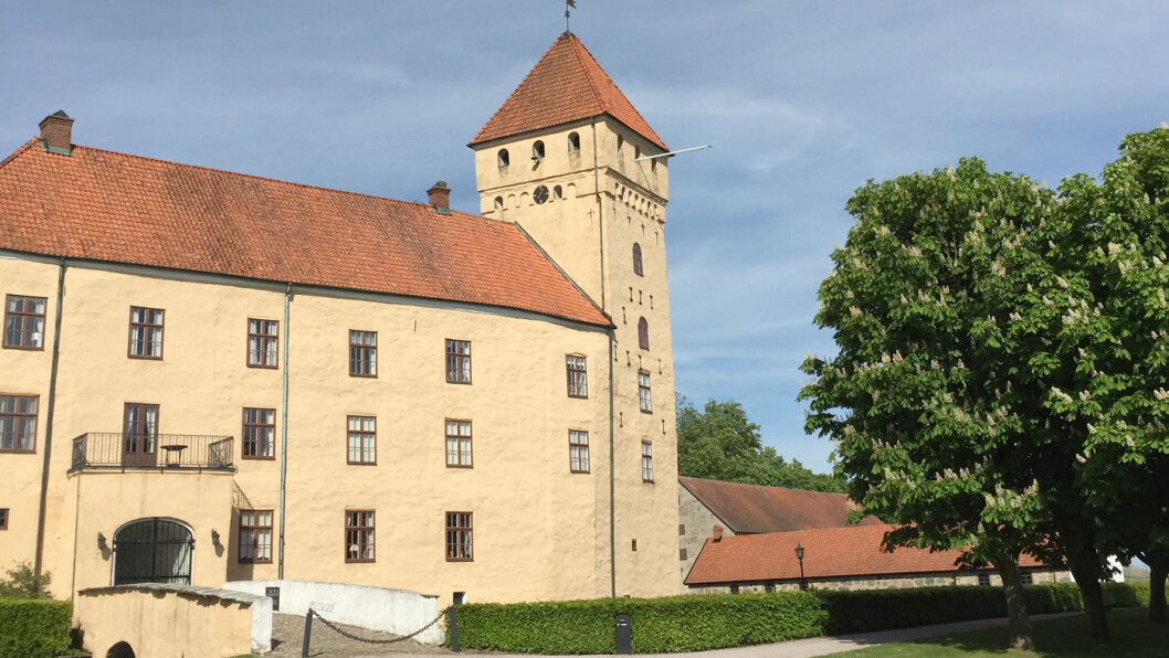 SLOTTSSIDER: Tosterup slott stammer fra 1300-tallet, og her produserer de noe som nesten må være verdens beste eplesider. Foto: Lina Schøyen SLOTTSSIDER: Tosterup slott stammer fra 1300-tallet, og her produserer de noe som nesten må være verdens beste eplesider. Foto: Lina Schøyen