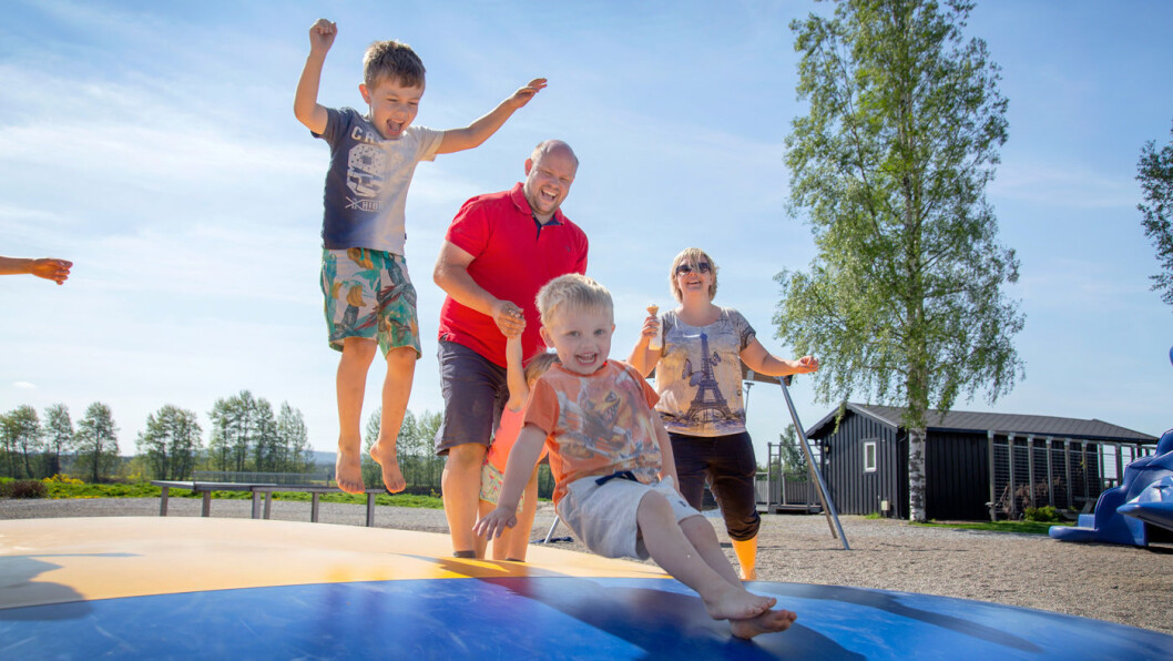 MORO FOR UNGENE: Når dere stopper for å spise langs veien, er det flott hvis barna har litt plass å boltre seg på - og de får servert mat som bygger kroppen. Foto: Mette Randem MORO FOR UNGENE: Når dere stopper for å spise langs veien, er det flott hvis barna har litt plass å boltre seg på - og de får servert mat som bygger kroppen. Foto: Mette Randem