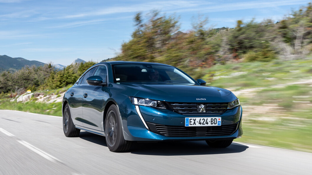 MOT STRØMMEN: Mens alle andre vil opp i høyden kommer nye Peugeot 508 like lav som en sportsbil med sine 140 cm. MOT STRØMMEN: Mens alle andre vil opp i høyden kommer nye Peugeot 508 like lav som en sportsbil med sine 140 cm.