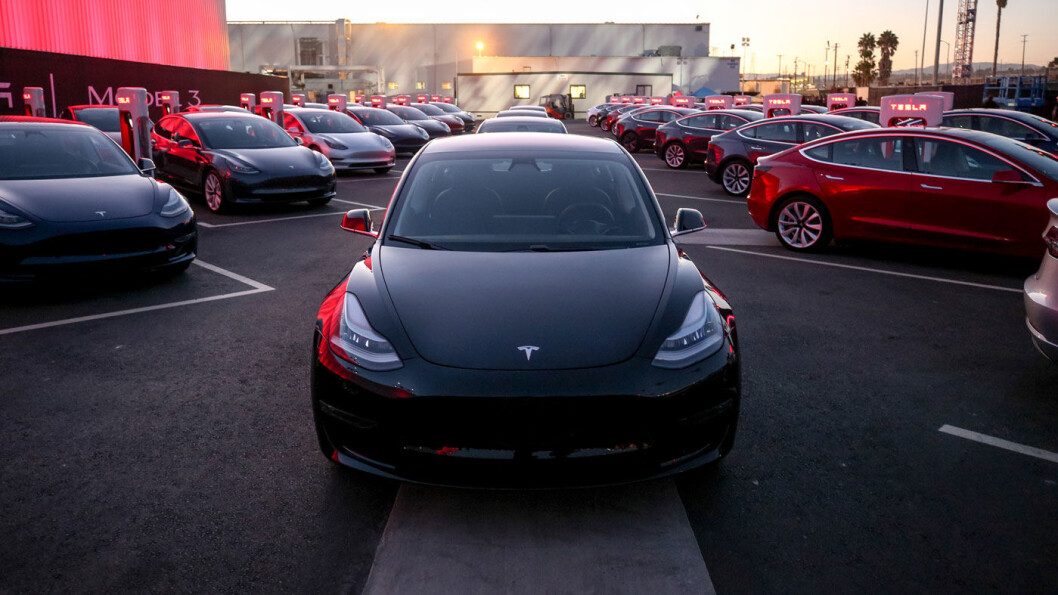 KLAR FOR VERDEN: Her er de første Tesla Model 3 på vei ut fra fabrikken forrige sommer. Nå lager Tesla 5000 slike i uka. KLAR FOR VERDEN: Her er de første Tesla Model 3 på vei ut fra fabrikken forrige sommer. Nå lager Tesla 5000 slike i uka.