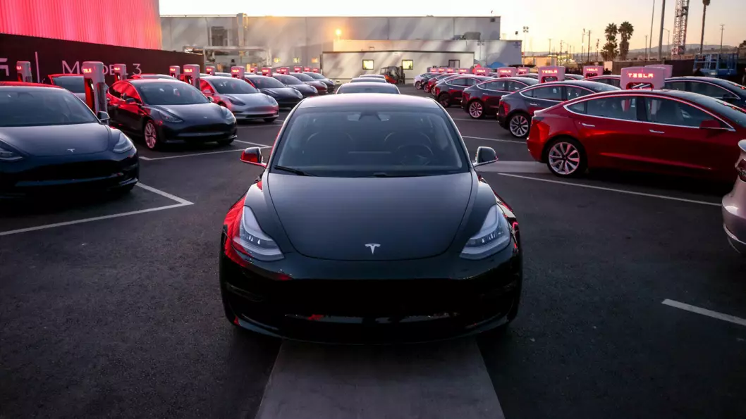 KLAR FOR VERDEN: Her er de første Tesla Model 3 på vei ut fra fabrikken forrige sommer. Nå lager Tesla 5000 slike i uka.