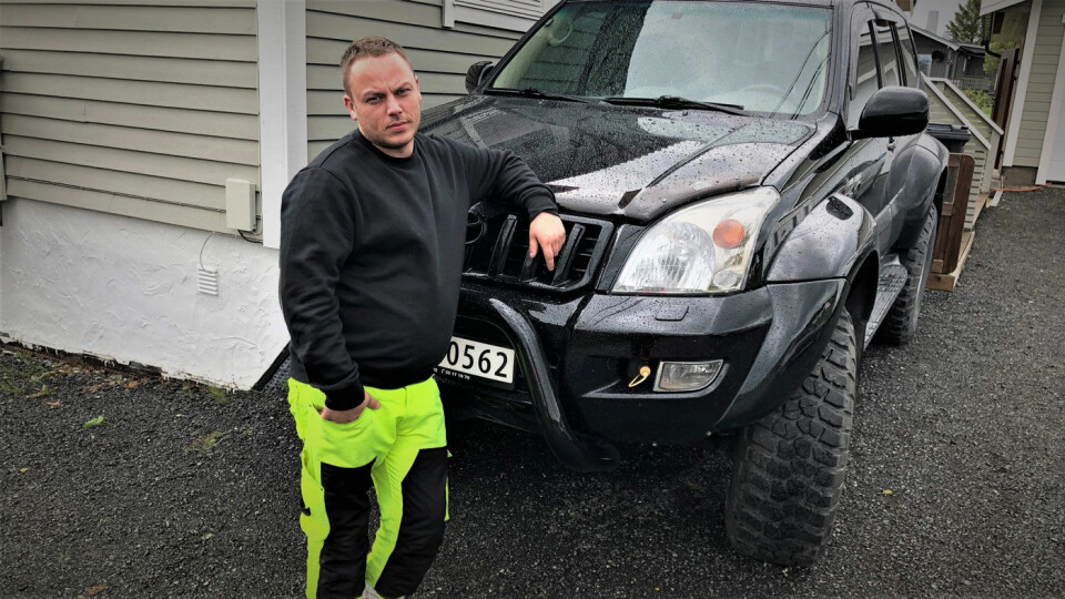 ADVARER: Glenn-Ruben Larsen advarer mot bilfirmaet i Bergen, hvor han kjøpte en Audi A6. Selv har han nå kjøpt seg en Landcruiser. Foto: Privat
