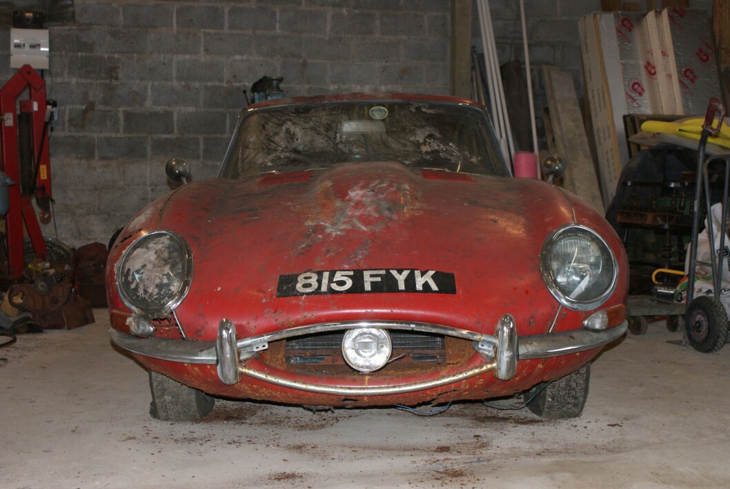 ATTRAKTIV RUSTHAUG: Denne tidlige utgaven av Jaguar E hadde stått under en hekk siden 1969 da den nylig ble finnet. Foto: Coys ATTRAKTIV RUSTHAUG: Denne tidlige utgaven av Jaguar E hadde stått under en hekk siden 1969 da den nylig ble finnet. Foto: Coys