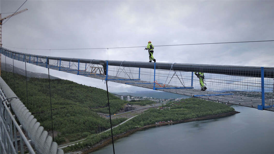 HØYTSVEVENDE: Nesten 200 meter over Ofotfjorden jobber de – med fantastisk utsikt til den nordnorske naturen. Foto: Bård Henning Larsen, Statens vegvesen HØYTSVEVENDE: Nesten 200 meter over Ofotfjorden jobber de – med fantastisk utsikt til den nordnorske naturen. Foto: Bård Henning Larsen, Statens vegvesen