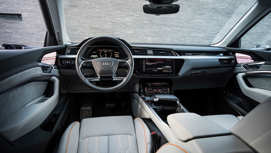 ELEGANT: Instrumentpanelet på Audi e-tron følger opp designuttrykket fra de øvrige Audi-modellene. Foto: Audi AG ELEGANT: Instrumentpanelet på Audi e-tron følger opp designuttrykket fra de øvrige Audi-modellene. Foto: Audi AG