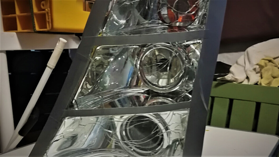KNUST GLASS: Bare selve glasset ble ødelagt på lykten til bobilen til Svein Hatlem. Men det viste seg å ikke være bare, bare… Foto: Svein Hatlem KNUST GLASS: Bare selve glasset ble ødelagt på lykten til bobilen til Svein Hatlem. Men det viste seg å ikke være bare, bare… Foto: Svein Hatlem