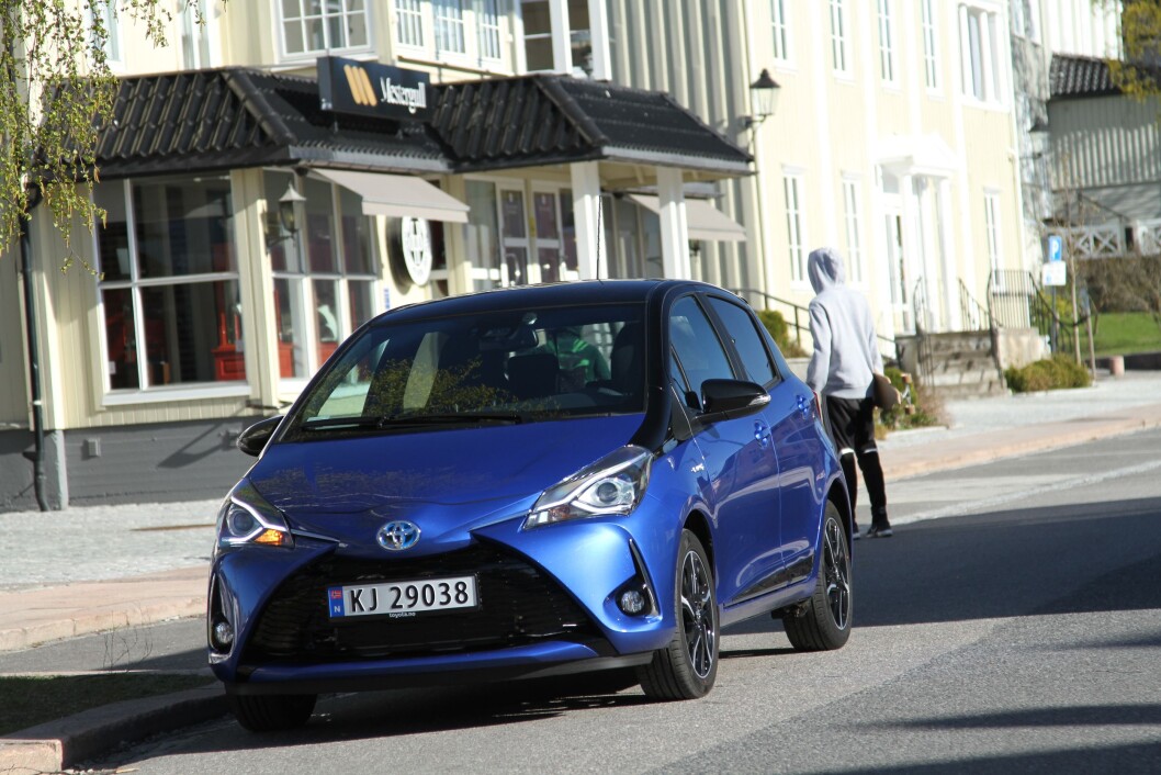 UNGDOMMELIG: Med litt friskere todelt farge, har Toyota Yaris fått et mer ungdommelig og spennende preg. Foto: Rune Korsvoll UNGDOMMELIG: Med litt friskere todelt farge, har Toyota Yaris fått et mer ungdommelig og spennende preg. Foto: Rune Korsvoll