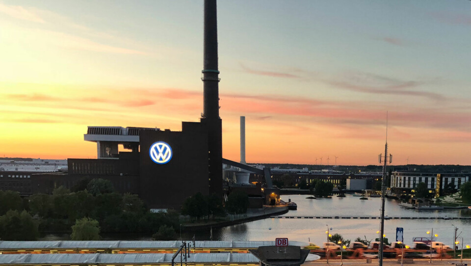 HOVEDKVARTER: Solnedgang over VWs gedigne fabrikkområde i Wolfsburg. Foto: Peter Raaum