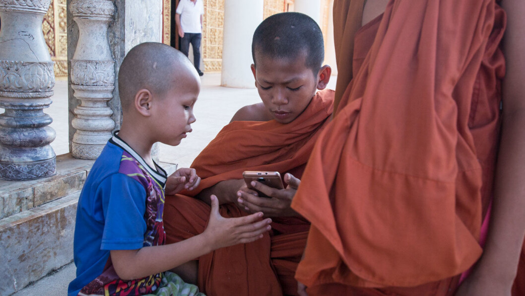 SJEKKER MOBILEN: Som så mange andre steder, er mobilen midtpunkt også for disse små guttene ved den imponerende Vipassana Dhura-pagoden i Oudong, Kambodsja. SJEKKER MOBILEN: Som så mange andre steder, er mobilen midtpunkt også for disse små guttene ved den imponerende Vipassana Dhura-pagoden i Oudong, Kambodsja.