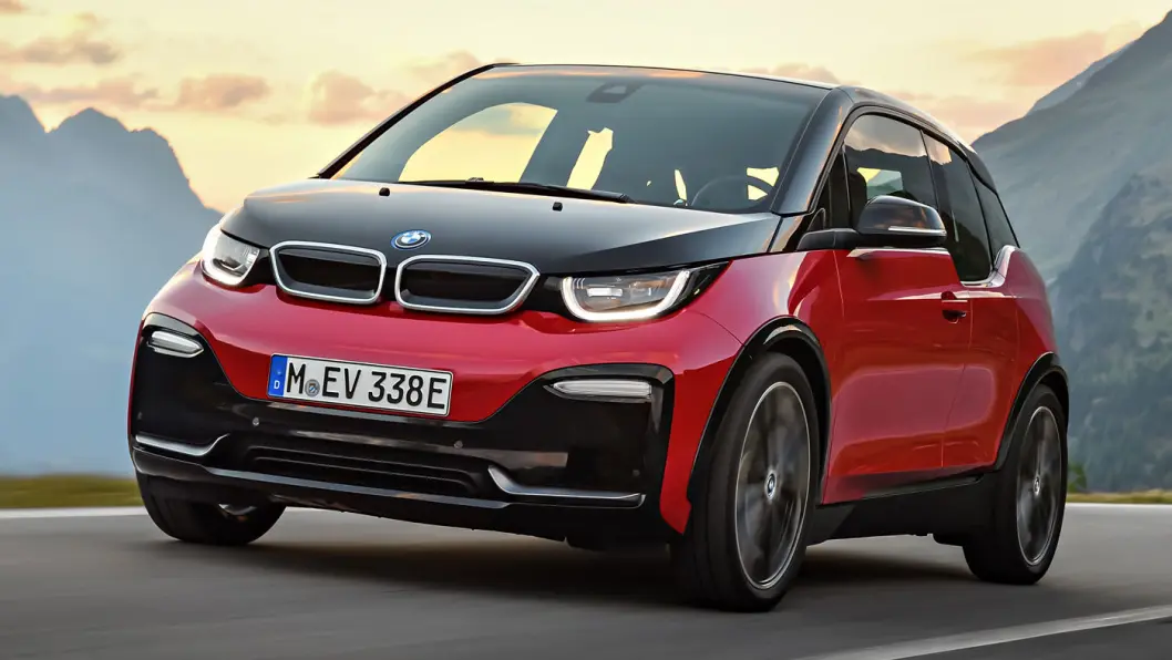KLAR FOR LANGTUR? BMW forbereder en kraftig oppgradering av batteripakken på sin lille elbil, i følge et tysk nettsted. Her er i3s, en utgave med bedreeffekt og litt mer kraft enn den første i3-modellen. Foto: BMW KLAR FOR LANGTUR? BMW forbereder en kraftig oppgradering av batteripakken på sin lille elbil, i følge et tysk nettsted. Her er i3s, en utgave med bedreeffekt og litt mer kraft enn den første i3-modellen. Foto: BMW