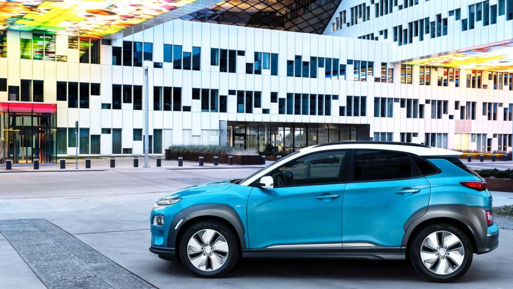 ENDELIG: Hyundai Kona er omsider klar for det norske veinettet. Den er liten og snerten – og den kommer lengst av alle på en lading. Men langturkomforten er lite å skryte av. ENDELIG: Hyundai Kona er omsider klar for det norske veinettet. Den er liten og snerten – og den kommer lengst av alle på en lading. Men langturkomforten er lite å skryte av.