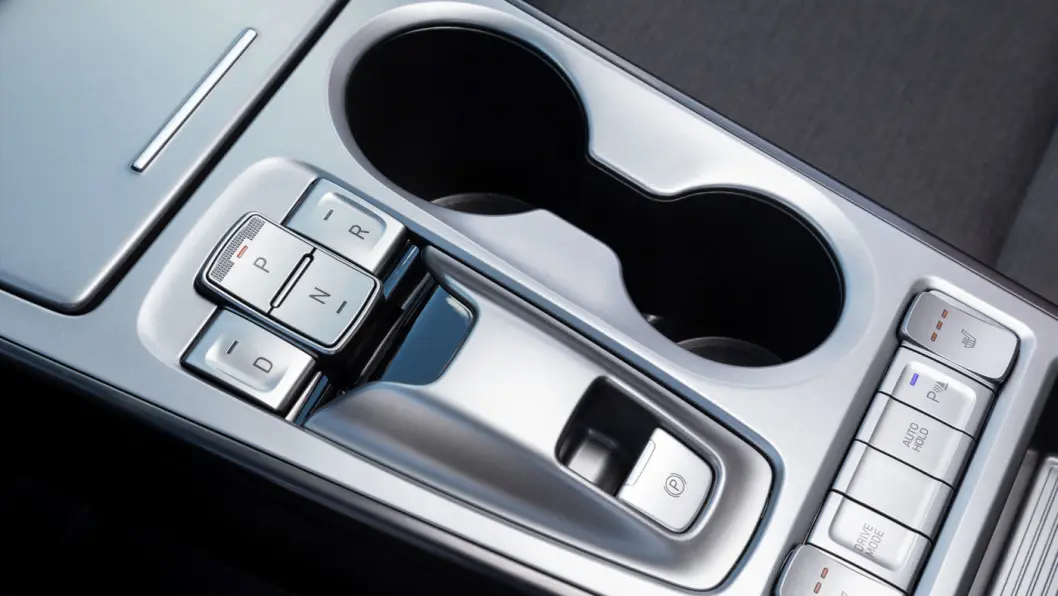 FUNKSJONELT: Interiøret er tydelig og lettbetjent i god Hyundai-ånd, du trenger ikke mange minuttene på å bli kjent med bilen. FUNKSJONELT: Interiøret er tydelig og lettbetjent i god Hyundai-ånd, du trenger ikke mange minuttene på å bli kjent med bilen.