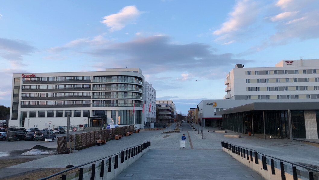 DUELL: Turistene strømmer til Nord-Norge, og Alta er et naturlig stopp for mange av dem. Men hvilket skal du velge blant byens to store hoteller, Scandic og Thon (t.h.). DUELL: Turistene strømmer til Nord-Norge, og Alta er et naturlig stopp for mange av dem. Men hvilket skal du velge blant byens to store hoteller, Scandic og Thon (t.h.).