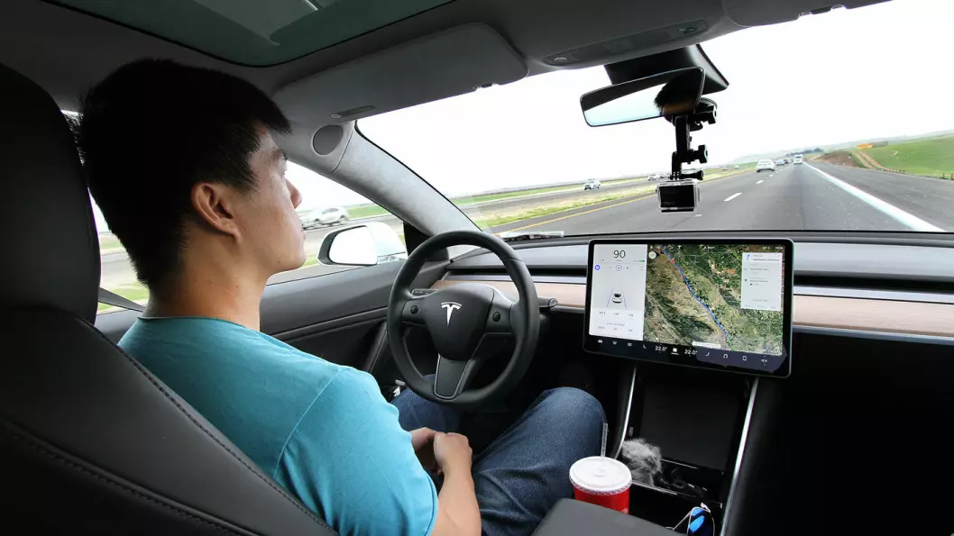 DEN NYE HVERDAGEN: Autopilot i Tesla Model 3 på amerikanske motorveier er en drøm. Men også Tesla-eiere i Norge er vel vant med å kunne la hender og føtter hvile mens bilen gjør mye av kjøringen. Foto: Harald Wisløff