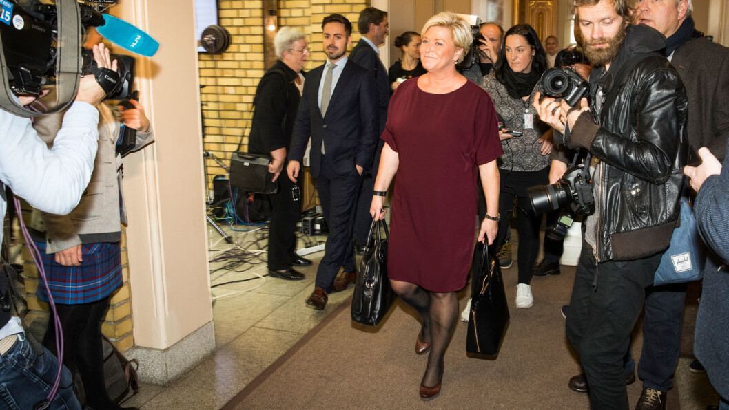 BUDSJETTVESKER: Finansminister Siv Jensen (Frp) på vei gjennom vandrehallen i Stortinget før hun la fram 2018-budsjettet for et år siden. Foto: Stortinget BUDSJETTVESKER: Finansminister Siv Jensen (Frp) på vei gjennom vandrehallen i Stortinget før hun la fram 2018-budsjettet for et år siden. Foto: Stortinget