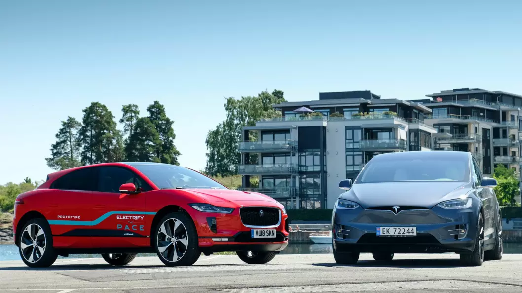 UENDRET MOMS – FOR NÅ: Jaguar I–Pace og Tesla Model X.