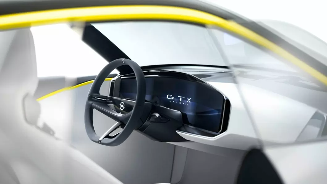 SELVKJØRENDE: Opel GT X Experimental er selvkjørende på nivå 3, det vil si at den i prinsippet kan ordne alt selv, men at sjåføren hele tiden må kunne ta kontroll.