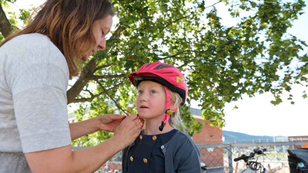 TRYGG MED HJELM: Marie er klar for å sykle til skolen med ny hjelm. Mamma Janne Pedersen, seniorrådgiver i NAFs forbrukeravdeling, minner om at en god hjelm minsker risikoen for hodeskader dramatisk. Foto: Anette Berve / NAF TRYGG MED HJELM: Marie er klar for å sykle til skolen med ny hjelm. Mamma Janne Pedersen, seniorrådgiver i NAFs forbrukeravdeling, minner om at en god hjelm minsker risikoen for hodeskader dramatisk. Foto: Anette Berve / NAF