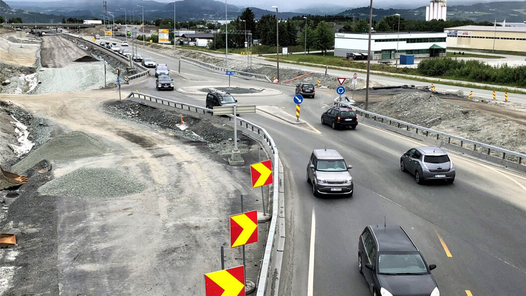 NY VEI: På E6 sør for Trondheim bygges ny firefeltsvei sammenhengende til Melhus som en del av bypakken for Trondheim. Men elbilistene slipper å betale for å passere bommene. Foto: Geir Røed NY VEI: På E6 sør for Trondheim bygges ny firefeltsvei sammenhengende til Melhus som en del av bypakken for Trondheim. Men elbilistene slipper å betale for å passere bommene. Foto: Geir Røed