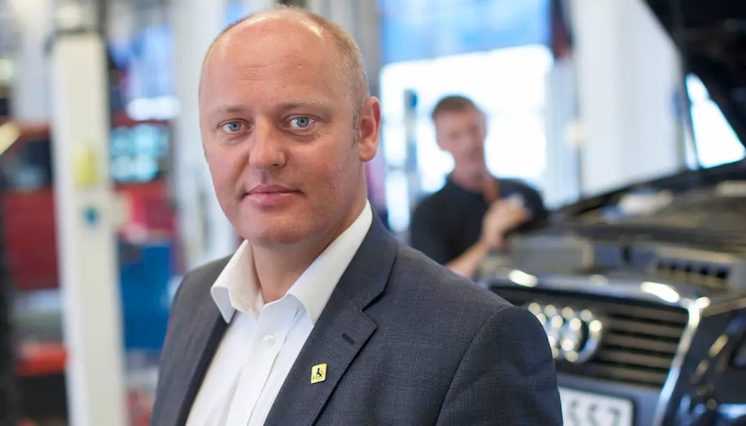 NAF-KRITIKK: – Et prosentpoeng ned på bompenger er et lite skritt i riktig retning, men fortsatt vil bilistene betale dyrt, sier NAF-sjef Stig Skjøstad.
