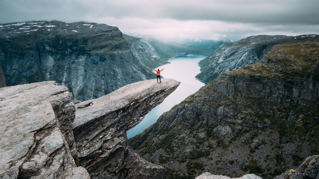 TØFF TURISTMAGNET: Trolltunga tiltrekker seg tusenvis av fotturister i sommersesongen. Ikke alle er innstilt på hvor slitsom turen er. Foto: Benjamin Davies/Unsplash TØFF TURISTMAGNET: Trolltunga tiltrekker seg tusenvis av fotturister i sommersesongen. Ikke alle er innstilt på hvor slitsom turen er. Foto: Benjamin Davies/Unsplash