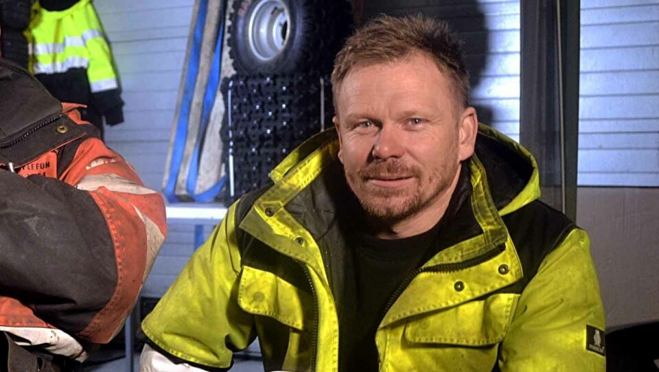 ADVARER SLITNE TURISTER: I løpet av 48 timer reddet bilberger Thord Paulsen, kjent fra Vinterveiens helger, tre biler opp av grøfta. Foto:ITV/National Geographic