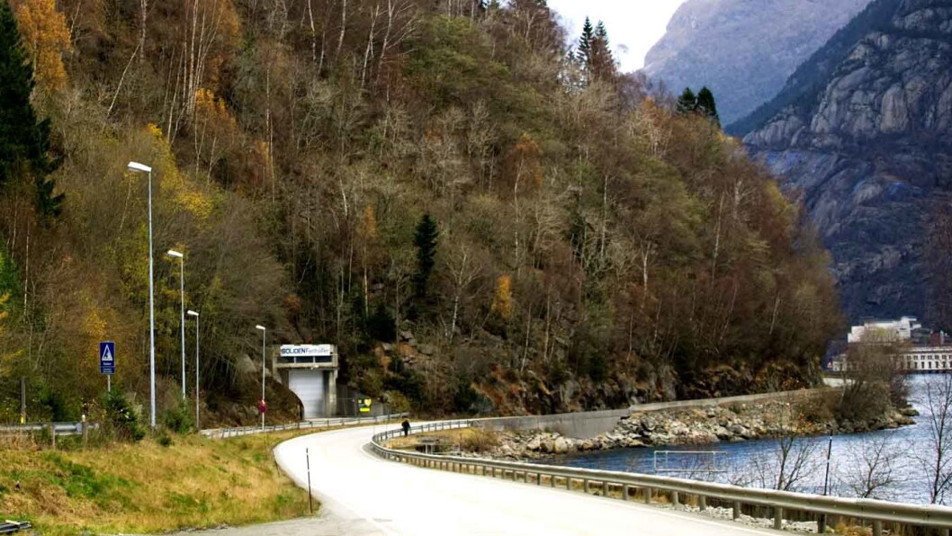 SMALE VEIER: Veiene i området ved Odda og Tyssedal er smale og svingete. Foto: ITV/National Geographic SMALE VEIER: Veiene i området ved Odda og Tyssedal er smale og svingete. Foto: ITV/National Geographic