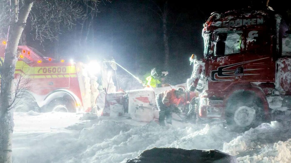 TØFFE TAK: «Vinterveiens helter» er blitt en norsk suksess på National Geographic. Her følger vi bilbergerne på jobb i snøfokk og mørke. Foto: ITV/National Geographic