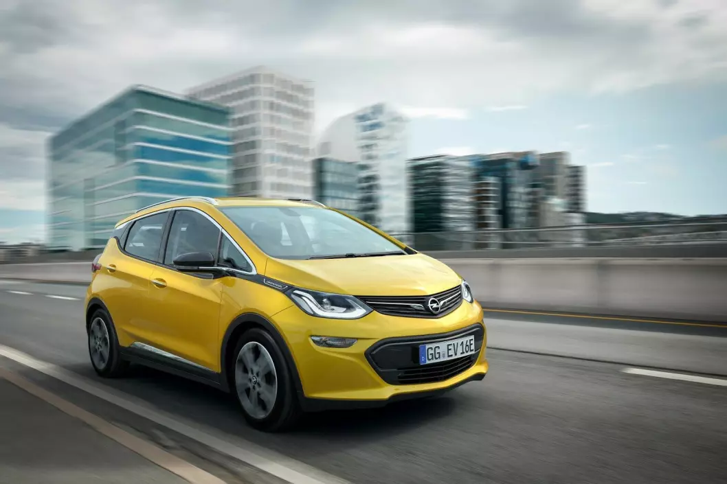 REKKEVIDDE-DOMMEN: Motors testlag beregner rekkevidden til Opel Ampera-e til 320 km, under testkjøring i fem varmegrader på tørr asfalt. Foto: Opel