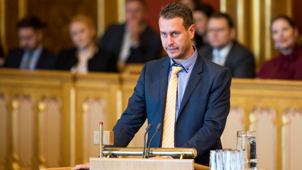 TILBAKEVISER: – Det er ikke gitt at dette blir en generell avgiftsøkning, og vi har ikke holdepunkter for å tro det, sier Helge André Njåstad, FrPs finanspolitiske talsmann, til påstander om at partiet snikinnfører høyere bilavgifter. Foto: Stortinget TILBAKEVISER: – Det er ikke gitt at dette blir en generell avgiftsøkning, og vi har ikke holdepunkter for å tro det, sier Helge André Njåstad, FrPs finanspolitiske talsmann, til påstander om at partiet snikinnfører høyere bilavgifter. Foto: Stortinget