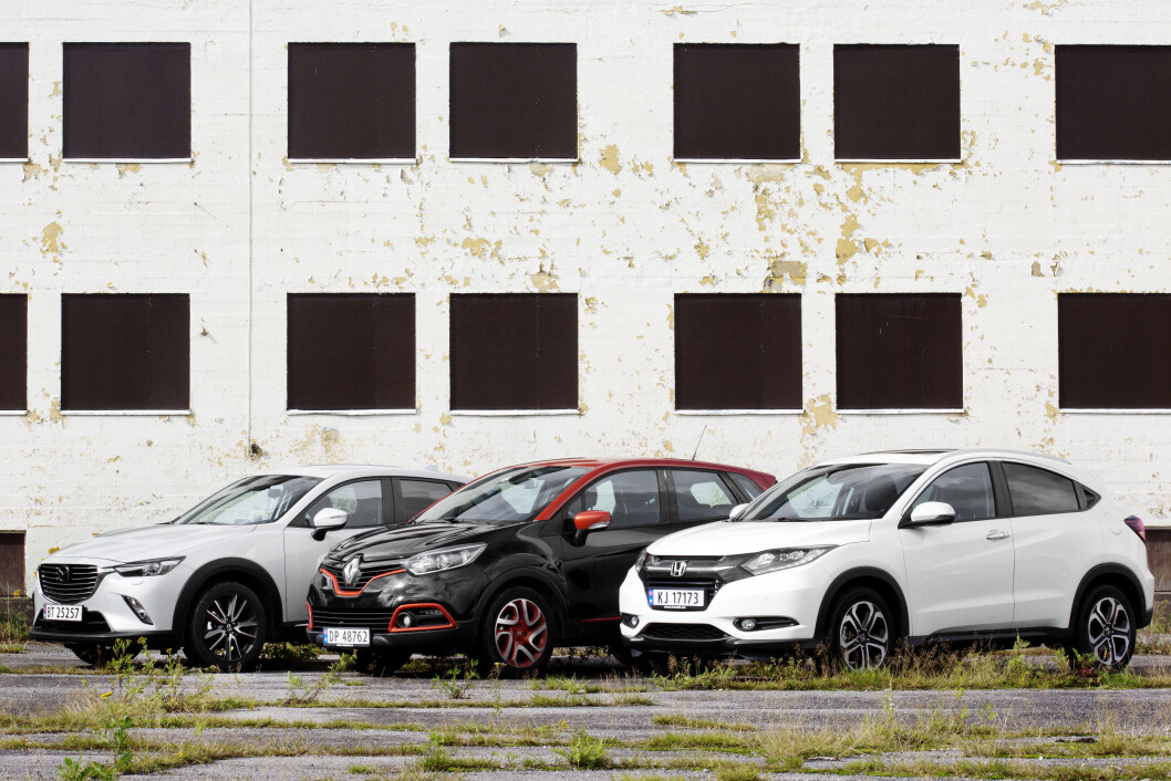 TØFFE TYPER: Selv om de ser ganske like ut, avslører Motors test at det er store forskjeller på Honda CR-V, Mazda CX-3 og Renault Captur. Foto: Nina Ruud TØFFE TYPER: Selv om de ser ganske like ut, avslører Motors test at det er store forskjeller på Honda CR-V, Mazda CX-3 og Renault Captur. Foto: Nina Ruud