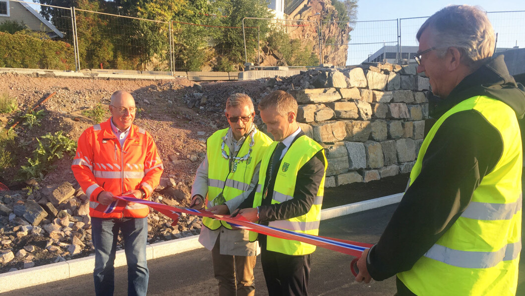 NY SYKKELVEI: Gjennom Hannevika i Kristiansand åpnet forrige uke en ny sykkelvei på 1,1 kilometer til hele 87 millioner kroner. Fra venstre veisjef i Agder Dagfinn Fløystad, fylkesordfører Terje Damman i Vest-Agder, varaordfører Jørgen Kristiansen i Kristiansand og samferdselssjef Vidar Ose i Vest-Agder fylkeskommune. Foto: Jo Vegard Aardal, Statens vegvesen NY SYKKELVEI: Gjennom Hannevika i Kristiansand åpnet forrige uke en ny sykkelvei på 1,1 kilometer til hele 87 millioner kroner. Fra venstre veisjef i Agder Dagfinn Fløystad, fylkesordfører Terje Damman i Vest-Agder, varaordfører Jørgen Kristiansen i Kristiansand og samferdselssjef Vidar Ose i Vest-Agder fylkeskommune. Foto: Jo Vegard Aardal, Statens vegvesen