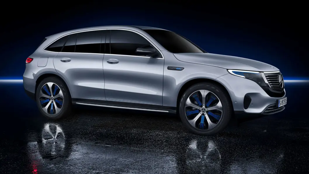 ENDELIG: Slik ser Mercedes EQC ut, slank og ren, uten vinkler og skarpe linjer. Framtidens utseende, i følge Mercedes. ENDELIG: Slik ser Mercedes EQC ut, slank og ren, uten vinkler og skarpe linjer. Framtidens utseende, i følge Mercedes.