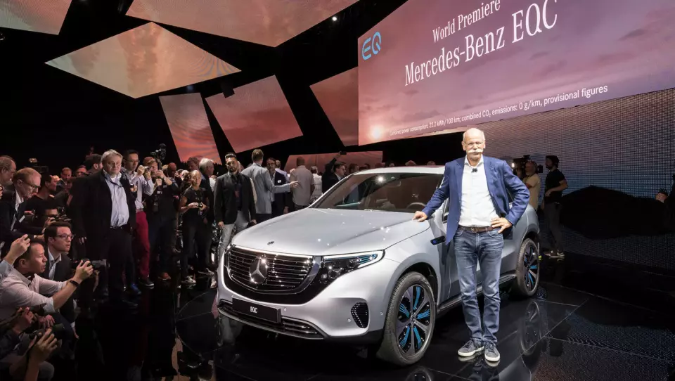 BREDT GLIS: Mannen med bilbransjens mest berømte bart, Mercedes-sjef Dieter Zetsche, med nye EQC under lanseringen i Stockholm tirsdag kveld.