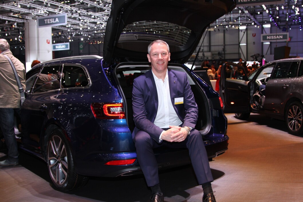 NYE MODELER: – Vi får god dra-hjelp fra nye, spennende modeller, men har også gjort mye med forhandlerne. Derfor øker Renault-salget i Norge kraftig, sier Anders Gadsbøll. Foto: Rune Korsvoll NYE MODELER: – Vi får god dra-hjelp fra nye, spennende modeller, men har også gjort mye med forhandlerne. Derfor øker Renault-salget i Norge kraftig, sier Anders Gadsbøll. Foto: Rune Korsvoll