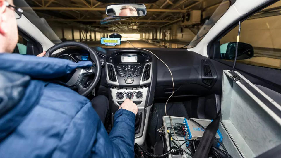 TESTARBEIDER: Testene i år er gjort med to Ford Focus-biler på anlegget til Test World i Ivalo i nord-Finland. Foto: Lauri Ahtiainen