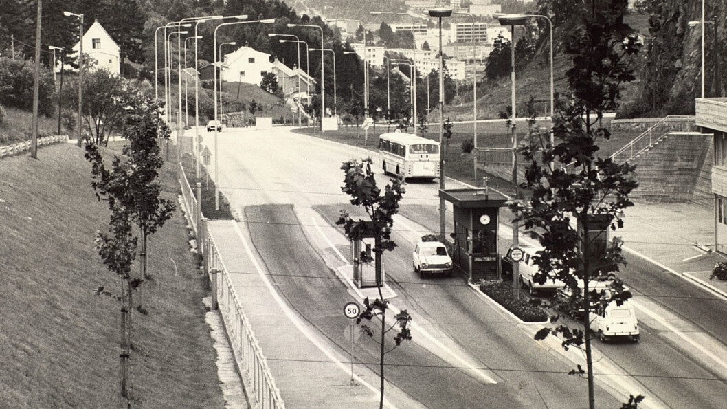 GAMLE DAGER: Bergenserne er godt kjent med bompenger. I 1968, for 50 år siden, åpnet Løvstakktunnelen i Fyllingsdalen i Bergen. Bilistene måtte betale 75 øre, som tilsvarer 15 kroner i dag. Foto: Bergen byarkiv GAMLE DAGER: Bergenserne er godt kjent med bompenger. I 1968, for 50 år siden, åpnet Løvstakktunnelen i Fyllingsdalen i Bergen. Bilistene måtte betale 75 øre, som tilsvarer 15 kroner i dag. Foto: Bergen byarkiv