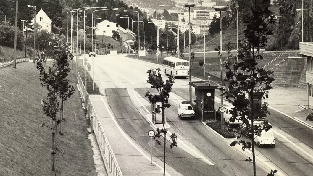 LØVSTAKKTUNNELEN: I 1968, for 50 år siden, åpnet Løvstakktunnelen i Fyllingsdalen i Bergen. Bilistene måtte betale 75 øre, som tilsvarer 15 kroner i dag. Foto: Bergen byarkiv