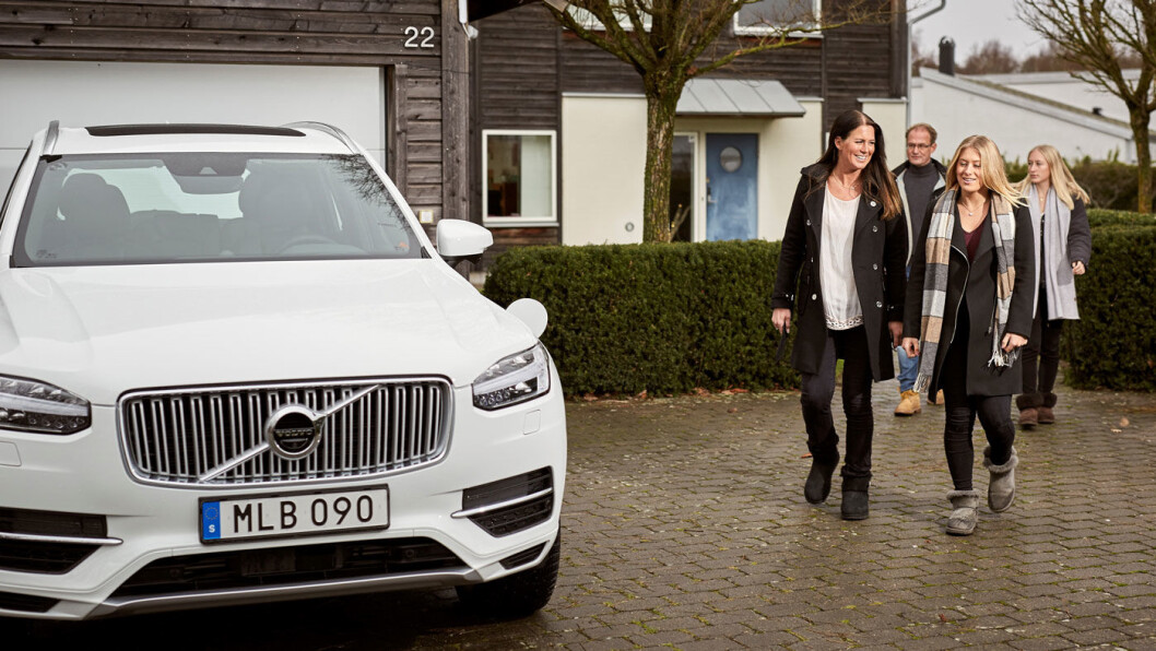 FØRSTE FAMILIE UT: Familien Hain med Alex og Paula, og døtrene Filippa og Smilla, var den første som ble med i Volvos Drive Me-program. Volvo sender nå sine selvkjørende biler ut i ordinær trafikk – men inkludert en sjåfør som skal overvåke bilens valg og kjøremønster. FØRSTE FAMILIE UT: Familien Hain med Alex og Paula, og døtrene Filippa og Smilla, var den første som ble med i Volvos Drive Me-program. Volvo sender nå sine selvkjørende biler ut i ordinær trafikk – men inkludert en sjåfør som skal overvåke bilens valg og kjøremønster.