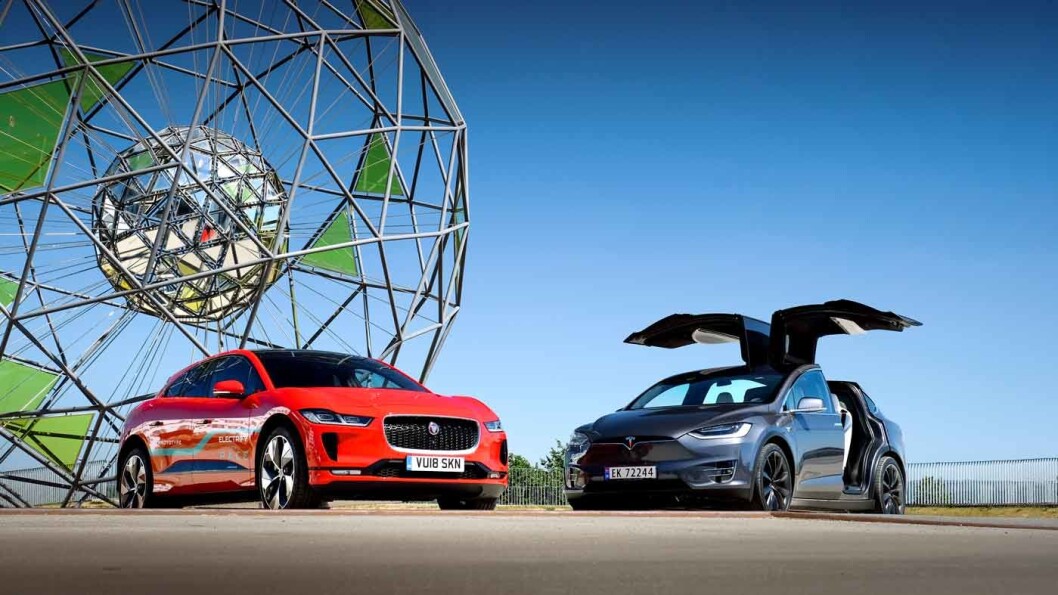 MOTPOLENE: Jaguar I-Pace (t.v.) og Tesla Model X har noen opplagte likhetspunkter, men forskjellene i format og plass er større i virkeligheten enn på papiret. Foto: Jon Terje Hellgren Hansen MOTPOLENE: Jaguar I-Pace (t.v.) og Tesla Model X har noen opplagte likhetspunkter, men forskjellene i format og plass er større i virkeligheten enn på papiret. Foto: Jon Terje Hellgren Hansen